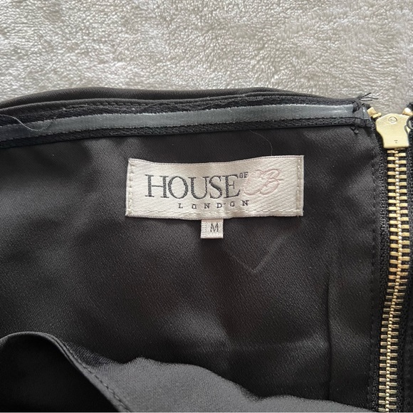 HOUSE OF CB London Black Satin Off Shoulder Twist Crop Top - Picture 4 of 8